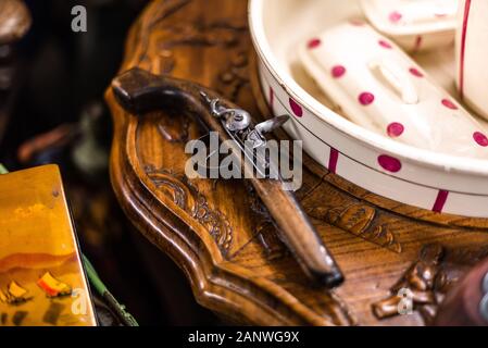 Vintage pistole per duello e armi da fuoco lotta vecchia casa oggetti vendita garage contenitore UK manchester london spazio per testo pubblicità Foto Stock