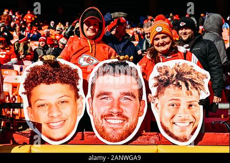 Kansas City, Stati Uniti. Xix gen, 2020. Ventole tenere testa grande segni in gabbie prima il campionato AFC tra il Tennessee Titans e Kansas City Chiefs Ad Arrowhead Stadium di Kansas City, Missouri, domenica 19 gennaio, 2020. Foto di Jason Hanna/UPI Credito: UPI/Alamy Live News Foto Stock