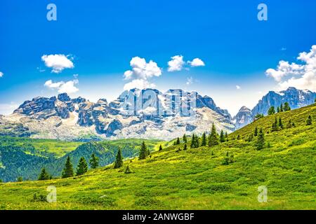 Dolomiti al tramonto, Dolomiti di Brenta viste da Madonna di Campiglio, Trentino, Italia Foto Stock