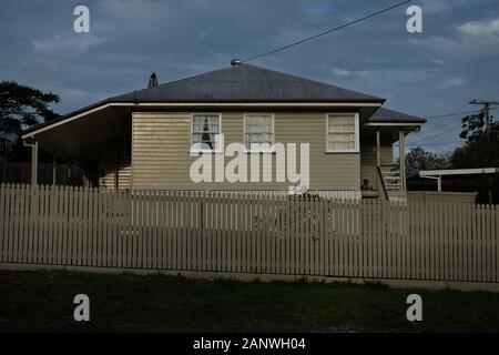 Vista laterale, originale casa in legno del dopoguerra nel sobborgo carina di Brisbane, Foto Stock