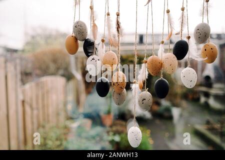 Composizione pensili dream catcher di uova di quaglia e piume Foto Stock