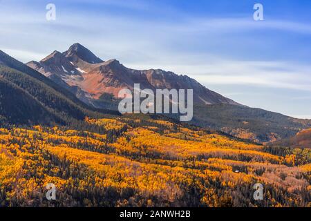 Autunno a colori riempie la valle sotto il monte Wilson lungo il Colorado Highway 145 vicino a Telluride, Colorado. Foto Stock