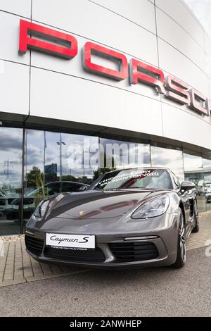 Praga, Repubblica Ceca - 22 settembre 2018: Porsche logo su auto di fronte all edificio della concessionaria il 22 settembre 2018 a Praga, Repubblica Ceca. Foto Stock