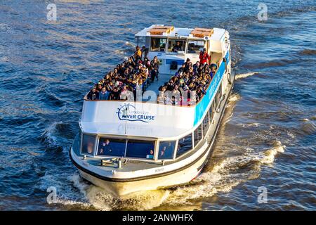 I turisti su un open-top river cruise tour in barca sul Tamigi, London, Regno Unito Foto Stock