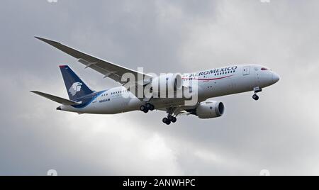 AeroMexico Boeing 787 Dreamliner N965AM sull approccio finale all aeroporto di Heathrow LHR Foto Stock