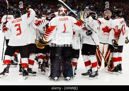 Losanna, Svizzera. Xix gen, 2020. Il canadese maschile di hockey su ghiaccio team festeggia il loro 6-0 vittoria sulla Danimarca nel 2020 Inverno Olimpiadi della Gioventù a losanna svizzera. Credito: Christopher Prelievo/ZUMA filo/Alamy Live News Foto Stock