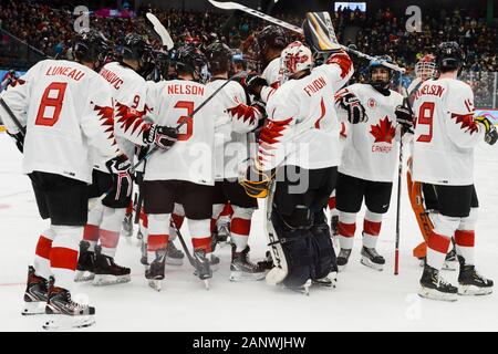 Losanna, Svizzera. Xix gen, 2020. Il canadese maschile di hockey su ghiaccio team festeggia il loro 6-0 vittoria sulla Danimarca nel 2020 Inverno Olimpiadi della Gioventù a losanna svizzera. Credito: Christopher Prelievo/ZUMA filo/Alamy Live News Foto Stock