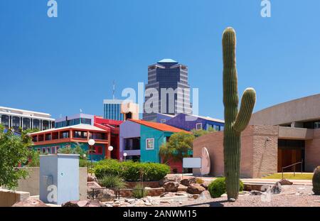 Tucson Skyline Che Mostra il Villaggio la Placita e la Torre dell'energia Unisource in una giornata di sole. Foto Stock