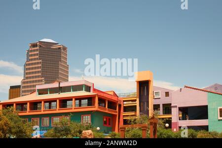 Tucson Skyline Che Mostra il Villaggio la Placita e la Torre dell'energia Unisource in una giornata di sole. Foto Stock