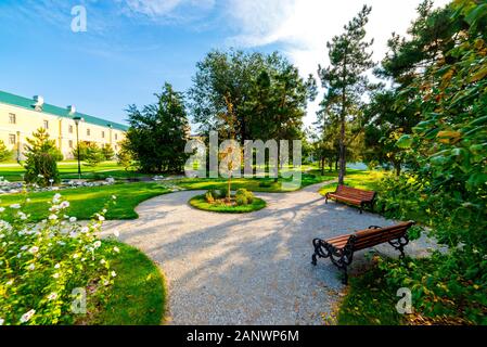 Le aiuole, percorso di erba e ornamentali in vaso in un giardino formale. Foto Stock