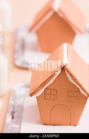 Close up Gingerbread case a kids craft festa di Natale. Foto Stock