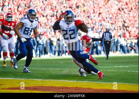 Kansas City, Stati Uniti. Xix gen, 2020. Tennessee Titans running back Derrick Henry (22) precipita per i team prima touchdown contro Kansas City Chiefs durante il primo trimestre del campionato AFC Ad Arrowhead Stadium di Kansas City, Missouri, domenica 19 gennaio, 2020. Foto di Jason Hanna/UPI Credito: UPI/Alamy Live News Foto Stock