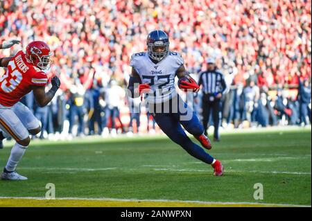 Kansas City, Stati Uniti. Xix gen, 2020. Tennessee Titans running back Derrick Henry (22) precipita per i team prima touchdown contro Kansas City Chiefs durante il primo trimestre del campionato AFC Ad Arrowhead Stadium di Kansas City, Missouri, domenica 19 gennaio, 2020. Foto di Jason Hanna/UPI Credito: UPI/Alamy Live News Foto Stock