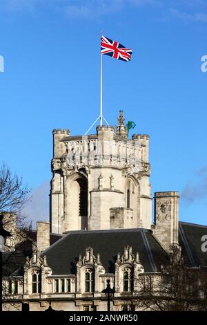 Bandiera Union Jack che vola sopra la torre dell'edificio Middlesex Guildhall, sede della Corte Suprema e del Consiglio Privy, Westminster, Londra, Inghilterra Foto Stock