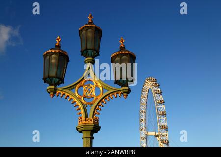 Ornati in strada lampada sul Westminster Bridge e London Eye / Millennium Wheel, Londra, Inghilterra Foto Stock