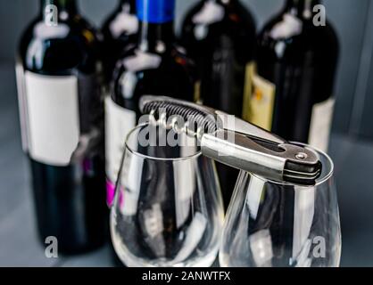 Cavatappi tradizionale su vetro bicchieri di vino e bottiglie di vino rosso in background pronto per essere aperto e degustati Foto Stock