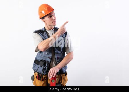 Uomo bello in un abito bianco. Si toglie il guanto. Foto Stock