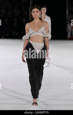 Parigi, Francia. 18 gennaio, 2020. JACQUEMUS FW20 pista durante la settimana della moda di Parigi gli uomini Contatti Gennaio 2020 - Parigi, Francia 18/01/2020 | Utilizzo di credito in tutto il mondo: dpa/Alamy Live News Foto Stock