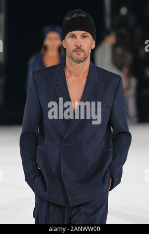 Parigi, Francia. 18 gennaio, 2020. JACQUEMUS FW20 pista durante la settimana della moda di Parigi gli uomini Contatti Gennaio 2020 - Parigi, Francia 18/01/2020 | Utilizzo di credito in tutto il mondo: dpa/Alamy Live News Foto Stock