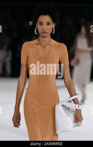 Parigi, Francia. 18 gennaio, 2020. JACQUEMUS FW20 pista durante la settimana della moda di Parigi gli uomini Contatti Gennaio 2020 - Parigi, Francia 18/01/2020 Credit: dpa/Alamy Live News Foto Stock