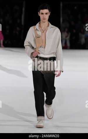 Parigi, Francia. 18 gennaio, 2020. JACQUEMUS FW20 pista durante la settimana della moda di Parigi gli uomini Contatti Gennaio 2020 - Parigi, Francia 18/01/2020 | Utilizzo di credito in tutto il mondo: dpa/Alamy Live News Foto Stock