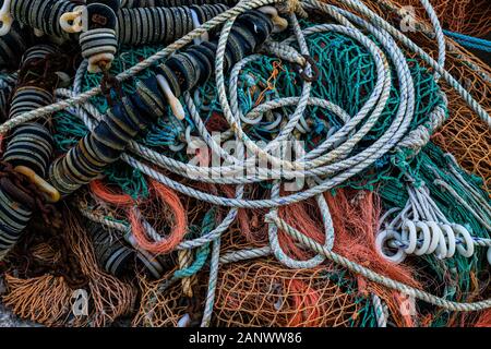 Folkestone, Kent. Regno Unito. Le reti da pesca e corde in una pila a Folkestone Harbour. Foto Stock