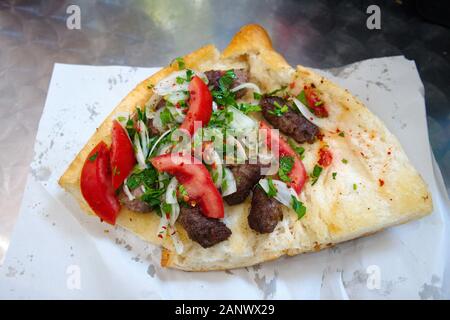 Stile turco polpette. polpetta tra il pane. Il famoso, turca migliore cucina di strada. Foto Stock