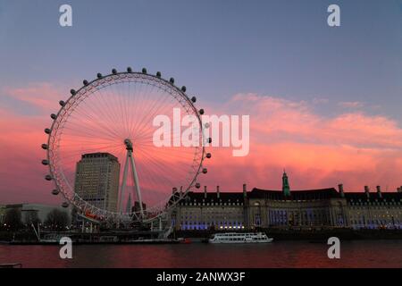 London Eye, Shell Center building e County Hall al tramonto, Londra, Inghilterra Foto Stock