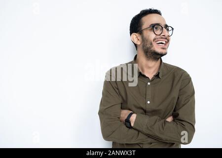 Ridere guy in occhiali e informale attraversando bracci sul petto Foto Stock