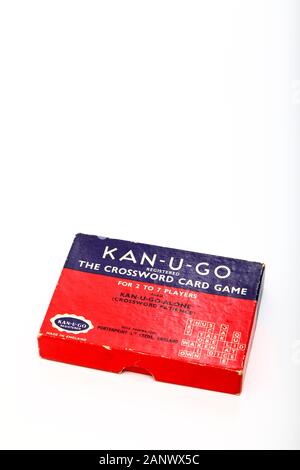 Vecchio vintage Kan-U-GO crossword card game circa 1934 isolata su uno sfondo bianco con spazio per la copia Foto Stock