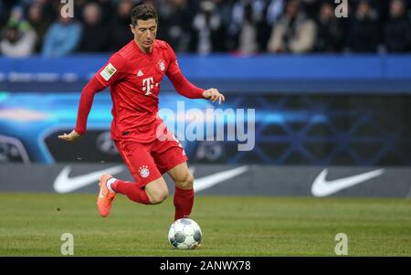 Berlino, Germania. Xix gen, 2020. Calcio: Bundesliga, Hertha BSC - Bayern Monaco, XVIII Giornata, Olympic Stadium. Robert Lewandowski dal Bayern Monaco di Baviera gioca la palla. Credito: Andreas Gora/dpa - NOTA IMPORTANTE: In conformità con i regolamenti del DFL Deutsche Fußball Liga e la DFB Deutscher Fußball-Bund, è vietato sfruttare o hanno sfruttato nello stadio e/o dal gioco fotografie scattate in forma di sequenza di immagini e/o video-come la serie di foto./dpa/Alamy Live News Foto Stock