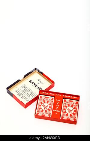 Vecchio vintage Kan-U-GO crossword card game circa 1934 isolata su uno sfondo bianco con spazio per la copia Foto Stock