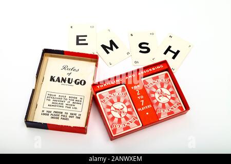 Vecchio vintage Kan-U-GO crossword card game circa 1934 isolata su uno sfondo bianco Foto Stock