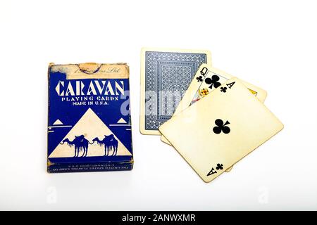 Vecchio vintage trasandato pack di caravan giocando a carte isolate su uno sfondo bianco che mostra la regina del club e l'asso del club Foto Stock