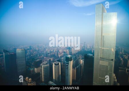 Splendido ampio angolo di veduta aerea di Guangzhou , Guangdong, Cina con skyline e il paesaggio al di là della città, vista dal ponte di osservazione Foto Stock