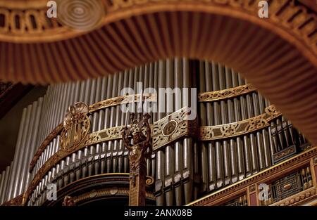 Dettaglio dell'organo Voit recentemente restaurato e del soffitto riccamente decorato presso la Grand Hall dell'Accademia di Musica Liszt, fondata nel 1875 da Franz Lis Foto Stock