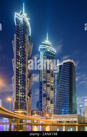 Notte skyline di Dubai, Emirati Arabi Uniti Foto Stock