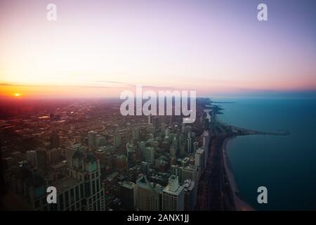 Chicago Downtown panorama al tramonto tramonto con spiaggia di cemento su Michigan e la interstate 41 autostrada Foto Stock