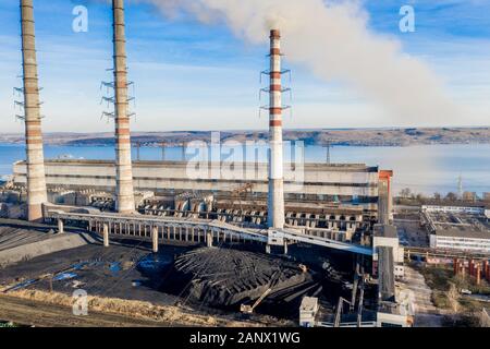 Pesanti industriali del carbone energia elettrica impianto con tubi di fumo e in bianco e nero. Foto Stock