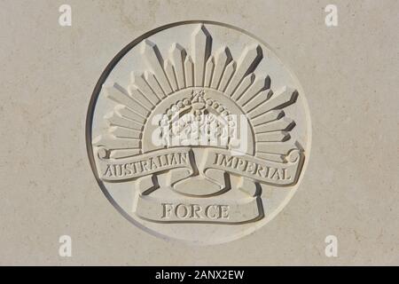 L'emblema della forza imperiale australiana (1914-1921) su una lapide della prima guerra mondiale al cimitero di Tyne Cot a Zonnebeke, Belgio Foto Stock