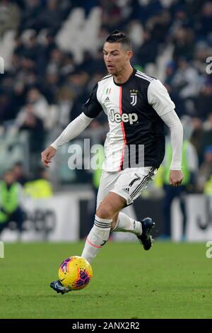 Lo Stadio Allianz, Torino, Italia. Xix gen, 2020. Serie a calcio, juventus rispetto a Parma; Cristiano Ronaldo della Juventus sulla sfera - Editoriale usare carte di credito: Azione Plus sport/Alamy Live News Foto Stock