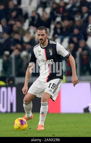 Lo Stadio Allianz, Torino, Italia. Xix gen, 2020. Serie a calcio, juventus rispetto a Parma; Leonardo Bonucci della Juventus sulla sfera - Editoriale usare carte di credito: Azione Plus sport/Alamy Live News Foto Stock