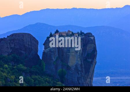Vista panoramica sul Monastero della Santissima Trinità - Agia Triada (1476) al tramonto a Meteora, Grecia Foto Stock