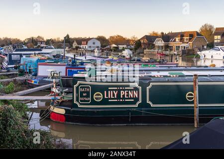 Narrowboats ormeggiate vicino Runnymede in una limpida giornata invernale gennaio 2020, Surrey, England, Regno Unito Foto Stock