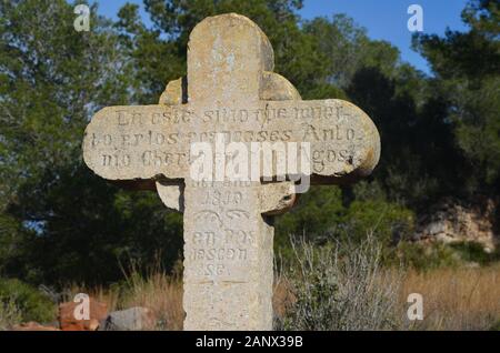 Creu del Francés (Croce del francese) del 19th secolo ai piedi del parco naturale Serra d’Irta, provincia di Castellò (regione di Valencia, Spagna) Foto Stock