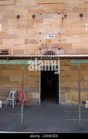 Ingresso all'ala 4 e dettagli verticali in pietra - Parramatta Gaol, Sydney, Australia Foto Stock