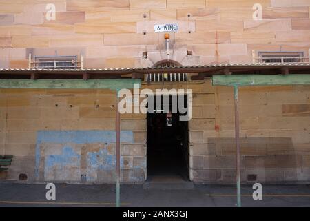 Ingresso all'ala 6 e dettagli orizzontali in pietra - Parramatta Gaol, Sydney, Australia Foto Stock