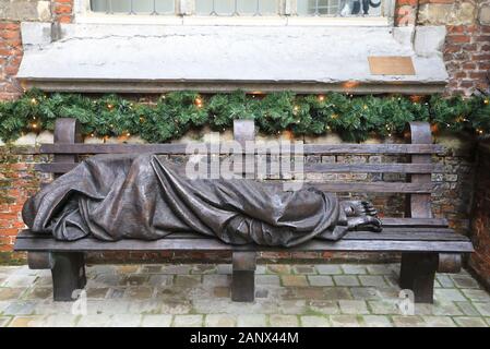 Senzatetto Gesù o Gesù Senza Tetto, una scultura in bronzo dello scultore canadese Timothy Schmalz, ad Anversa, Belgio Foto Stock