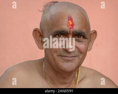 Nepali Brahman e il pundit indù in occasione di un tradizionale matrimonio Chhetri. Foto Stock