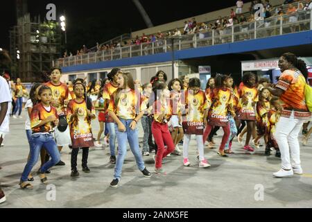 Sao Paulo, Brasile. 19 gennaio 2020: membri di Leandro de Itaquera samba scuola prendere parte alle prove generali per le prossime Sao Paulo Carnevale 2020, all'Anhembi Sambadrome. Le sfilate si svolgerà il 21 e 22 febbraio. (Credito Immagine: © Paulo Lopes/ZUMA filo) Credito: ZUMA Press, Inc./Alamy Live News Foto Stock